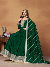 Robe Anarkali évasée en soie verte brodée avec dupatta inférieur